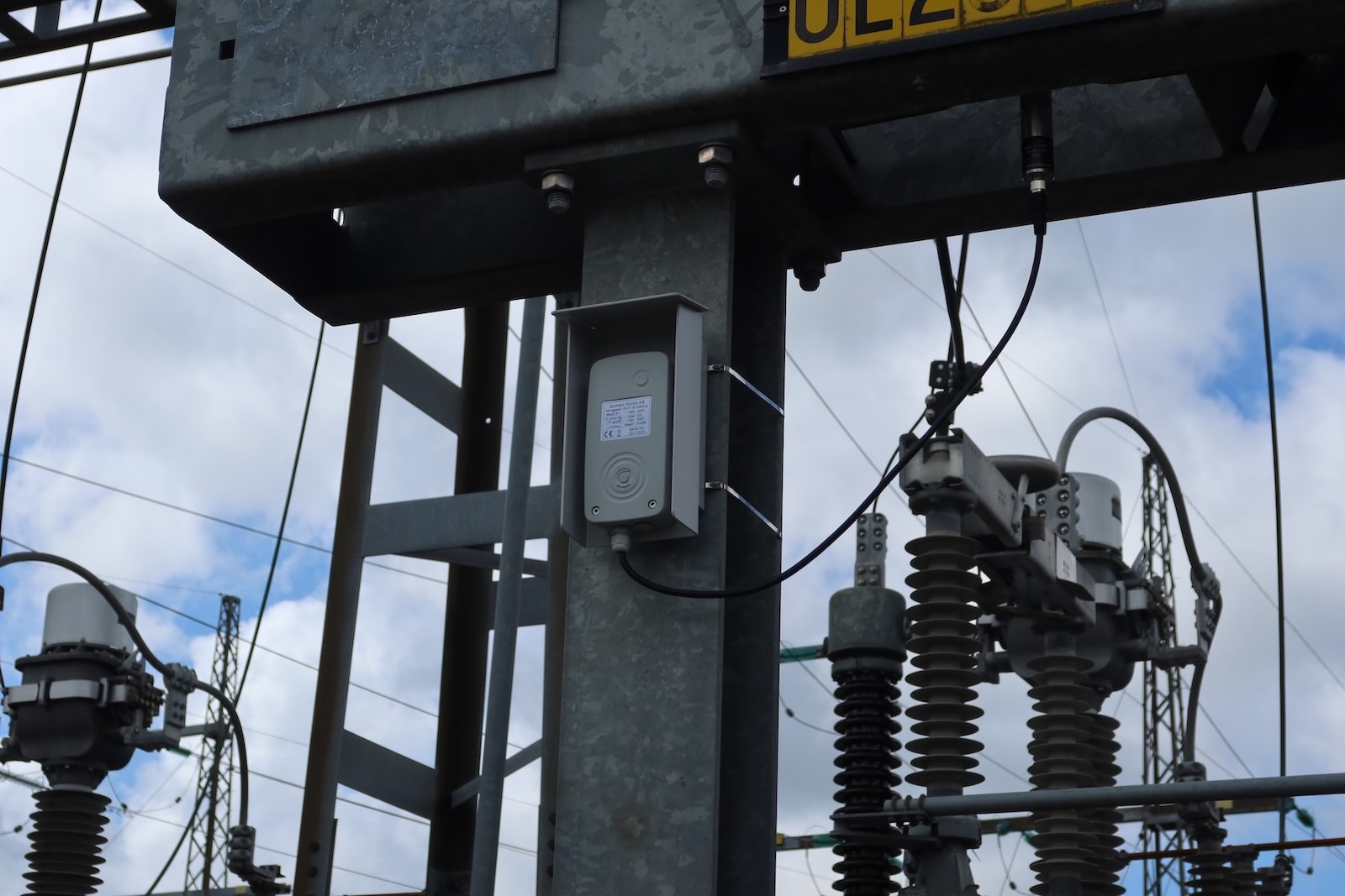 Monitoring of SF6 gas circuit breaker in a substation